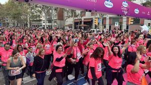 Més de 33.000 dones tenyeixen Barcelona de rosa per a reinvindicar la lluita contra el càncer de mama