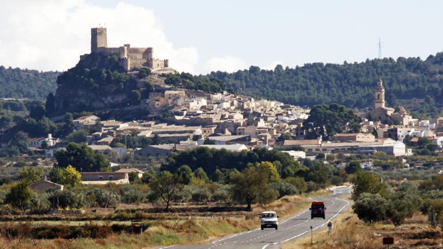 Vista del castillo y el casco histórico de Biar.