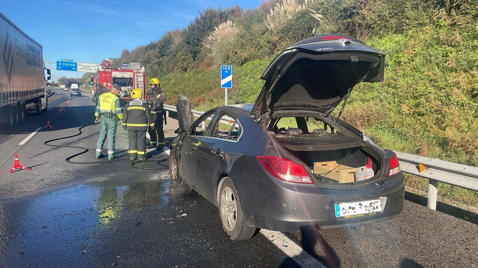 Tres kilómetros de atasco en la AP-9 al arder un coche a la altura de Cambre