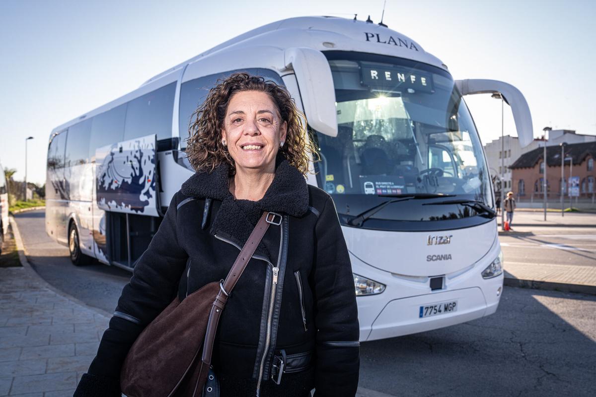Barcelona 16/03/2026 Sociedad. Modificaciones en el servicio de Rodalies por las obras entre Garraf y Sitges, a partir del 16 de marzo.Eestación de RENFE del Prat, donde acaban los autobuses bus que vienen de Sant Vicenç AUTOR: MANU MITRU
