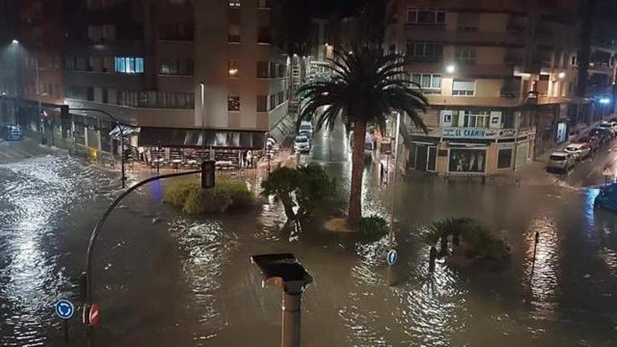 La plaza Pablo Iglesias de Siero inundada.