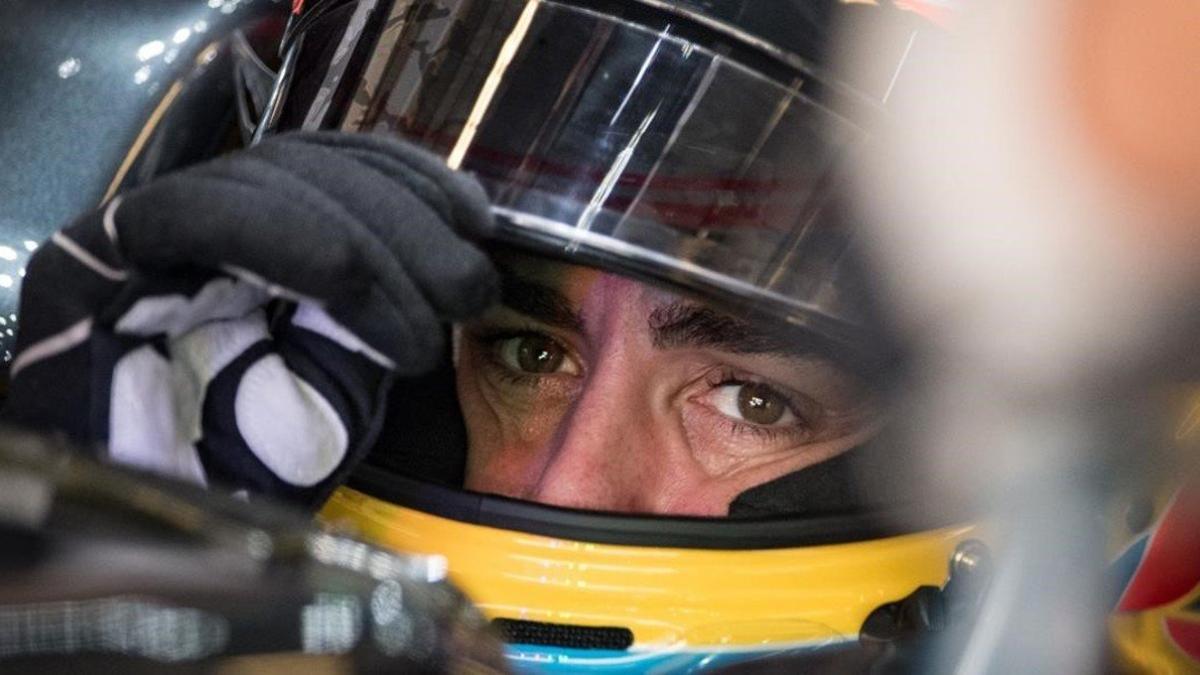 Fernando Alonso, en el interior de su McLaren-Honda.