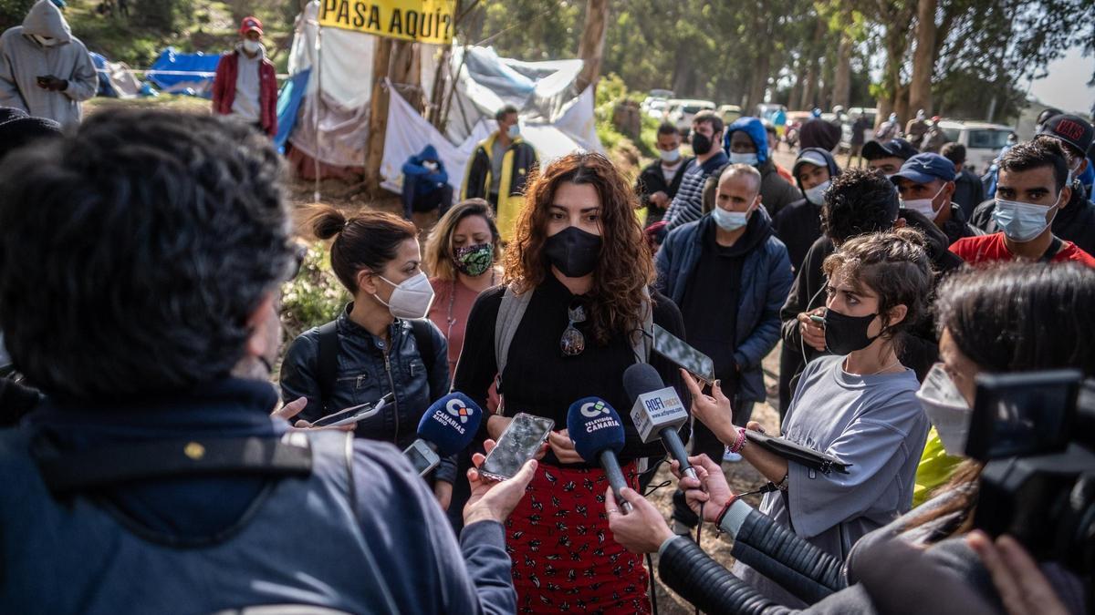 Visita de la eurodiputada Sira Rego al campamento de Las Raíces.