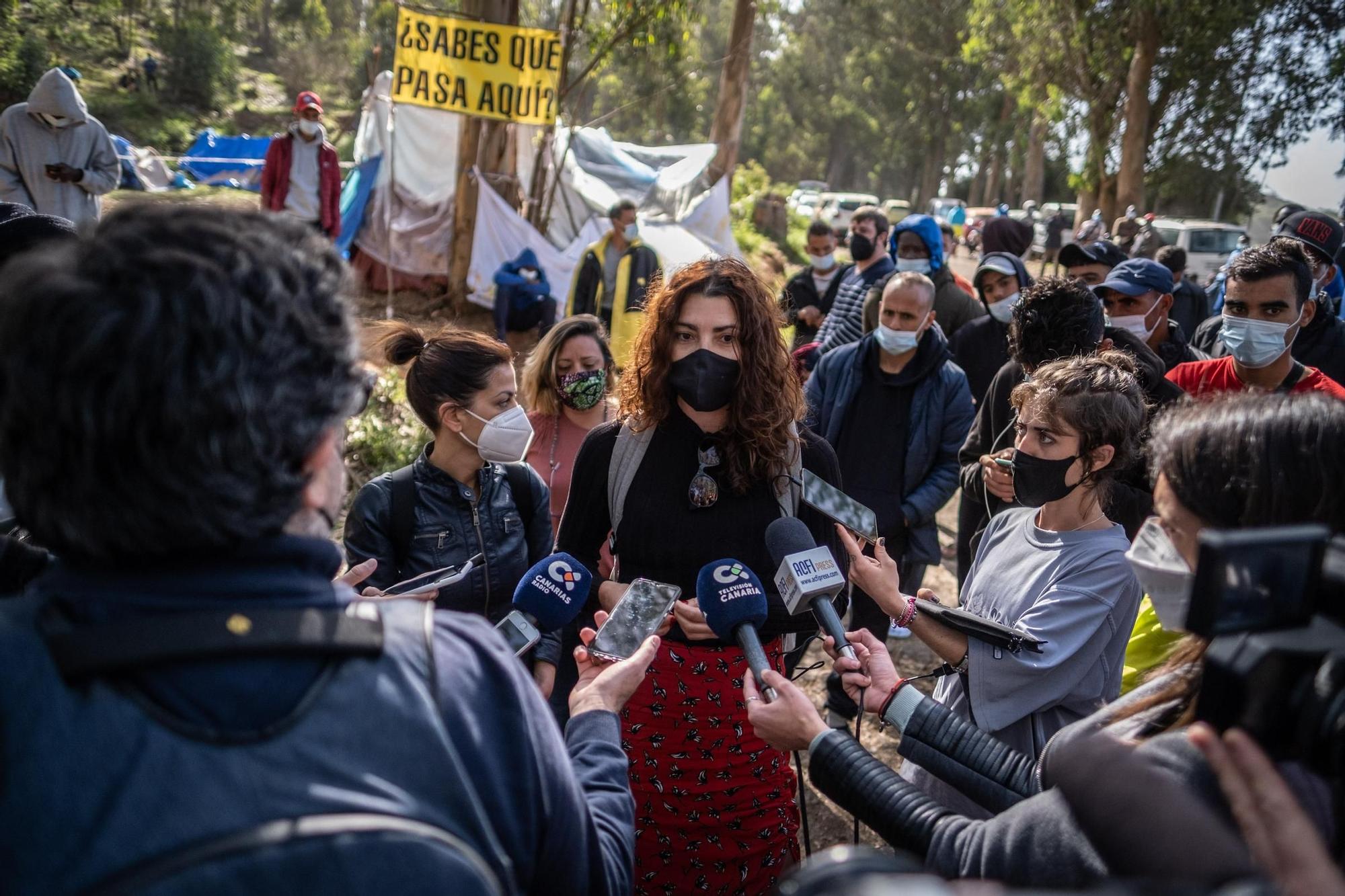 Visita de la eurodiputada Sira Rego al campamento de Las Raíces.