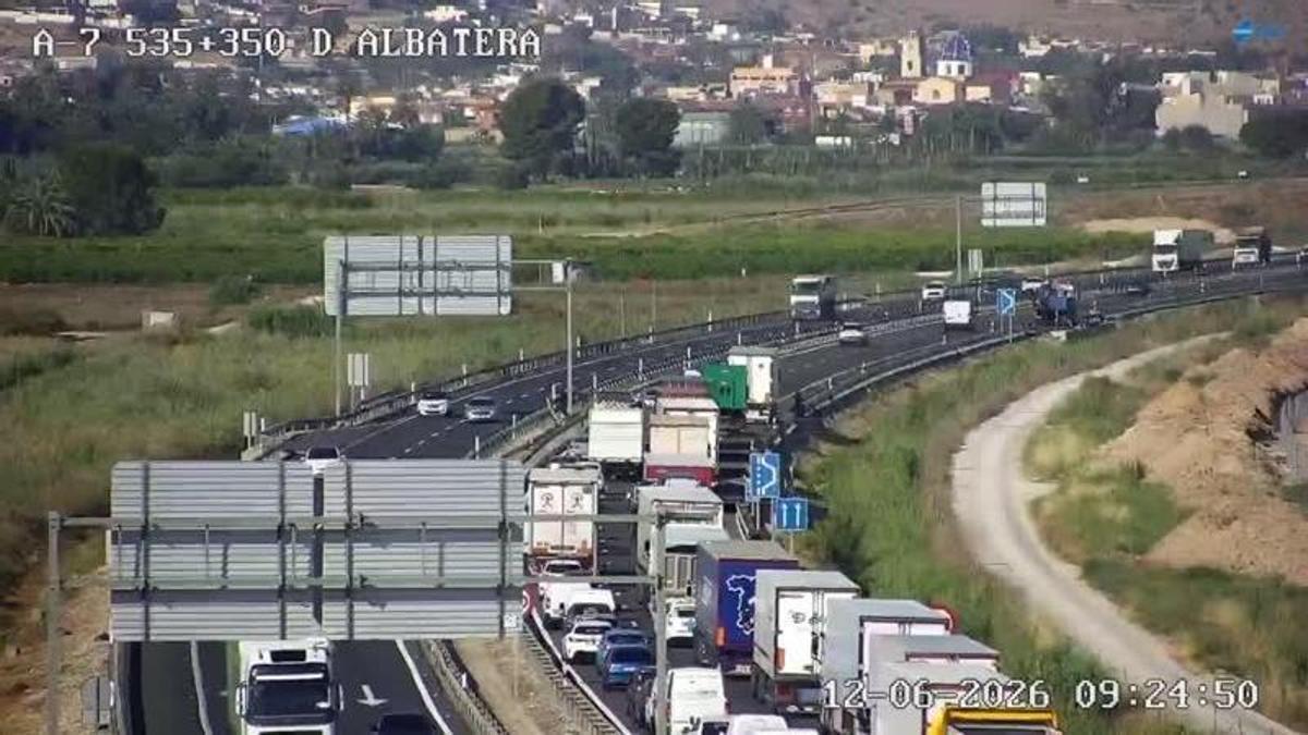 Imagen de las cámaras de la DGT que muestra el tráfico en la A-7 a su paso por San Isidro.