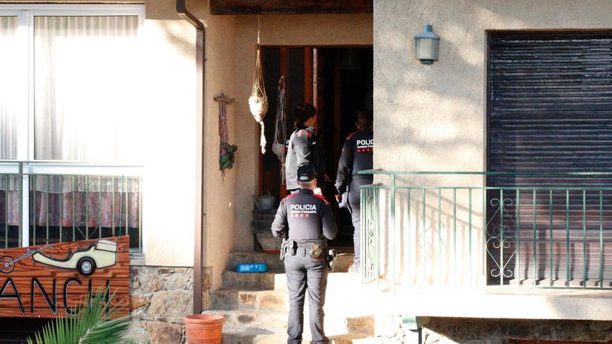 Aconsegueixen fer sortir l&#039;home armat i atrinxerat en una casa de Lloret durant un desnonament