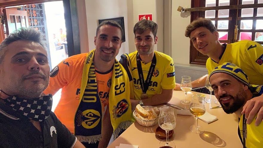 Ricardo, gerente del bar Los Maños de Vila-real, junto a los futbolistas recientemente proclamados campeones de Europa.