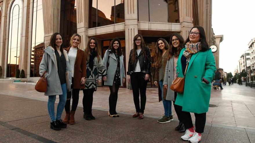 De izquierda a derecha: Carlota Braña, Carlota Fernández, Andrea González, María Arnaldo, Cristina Chacón, Laura Atorrasagasti, Aida Saiz y Lara Iglesias. El resto del equipo lo integran Adrián Blanco, Carmen Ovies, Daniel Rodríguez, Kevin Álvarez, Marta Fernández, Iago Suárez, Tamiris Rahim, Esther Lozano, Xoel Vázquez, Marta Muñiz, Sara Arrutia y Sergio González.