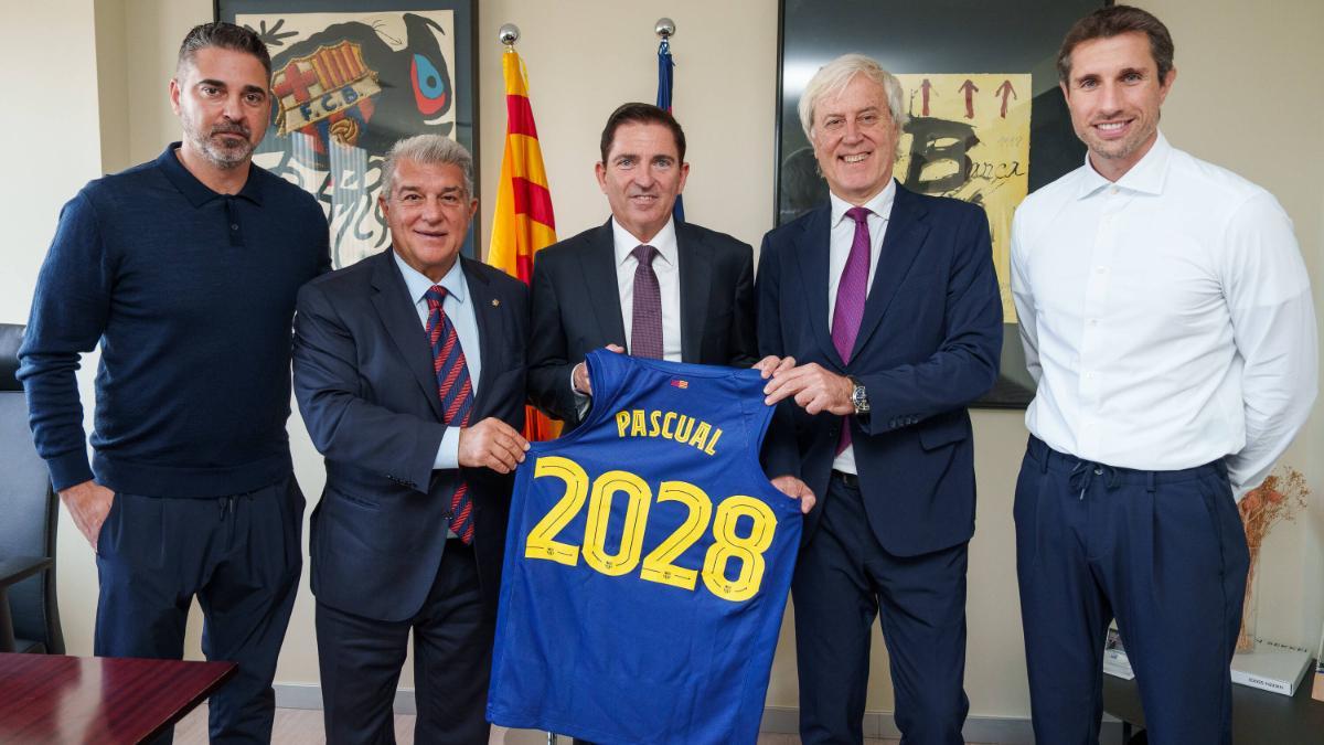 Xavi Pascual, con Navarro, Laporta, Cubells y Mario Bruno Fernández