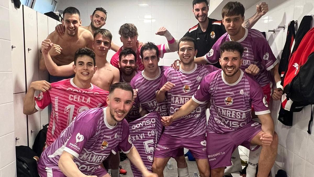 Els jugadors del Covisa Manresa FS celebren el subcampionat i l'avantatge de pista en la primera eliminatòria del play-off d'ascens