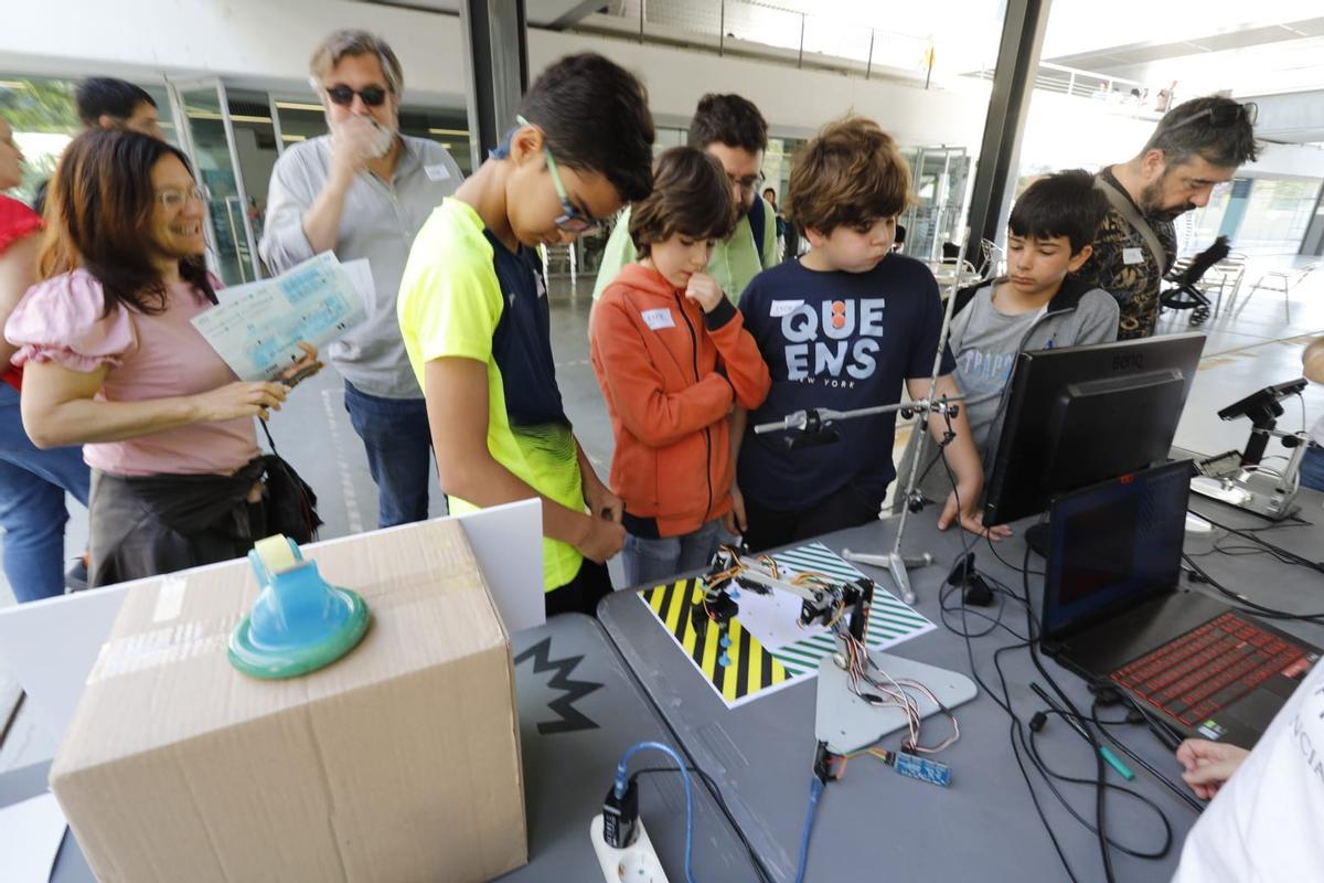 Miles de jóvenes se acercan a la ciencia en la Expociencia en el Parc Científic de la UV