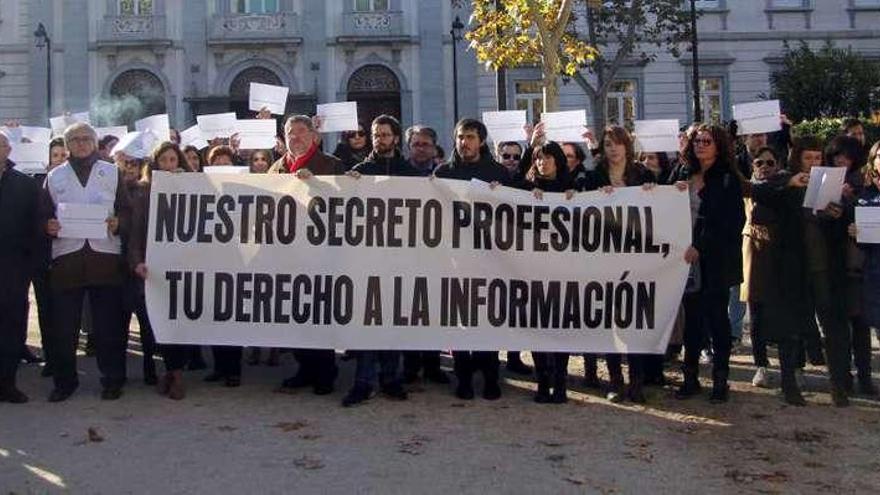 Los periodistas concentrados ayer en Madrid ante el Tribunal Supremo reivindicando su derecho al secreto profesional.