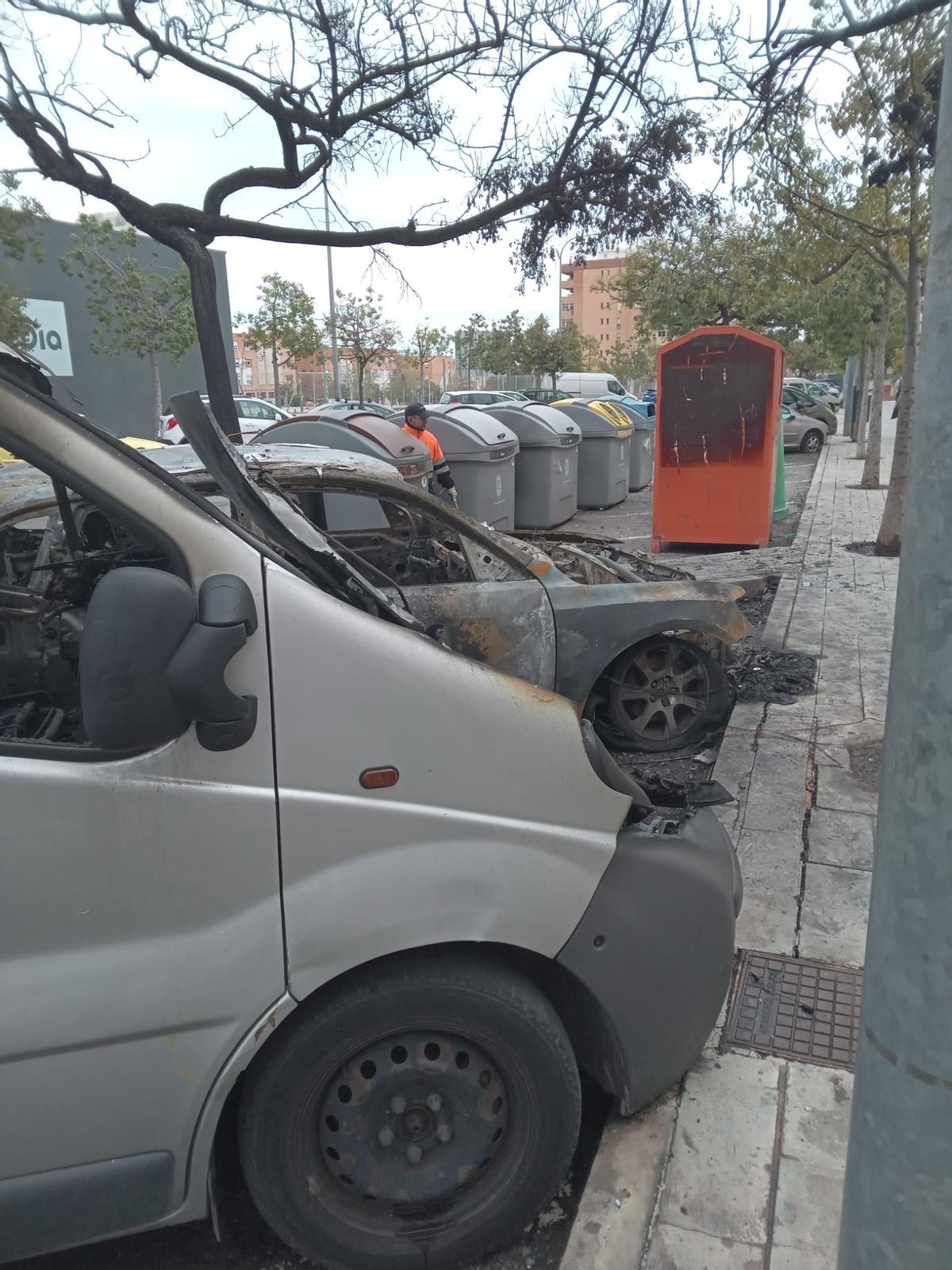 Los vehículos adyacentes también se vieron afectados por el fuego. Los vehículos adyacentes también se vieron afectados por el fuego.
