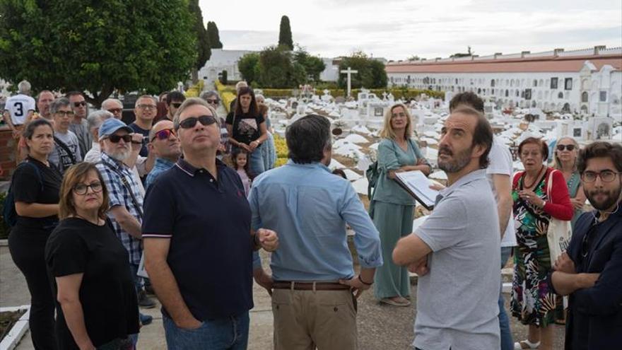 60 personas conocen la historia de la ciudad a través del cementerio