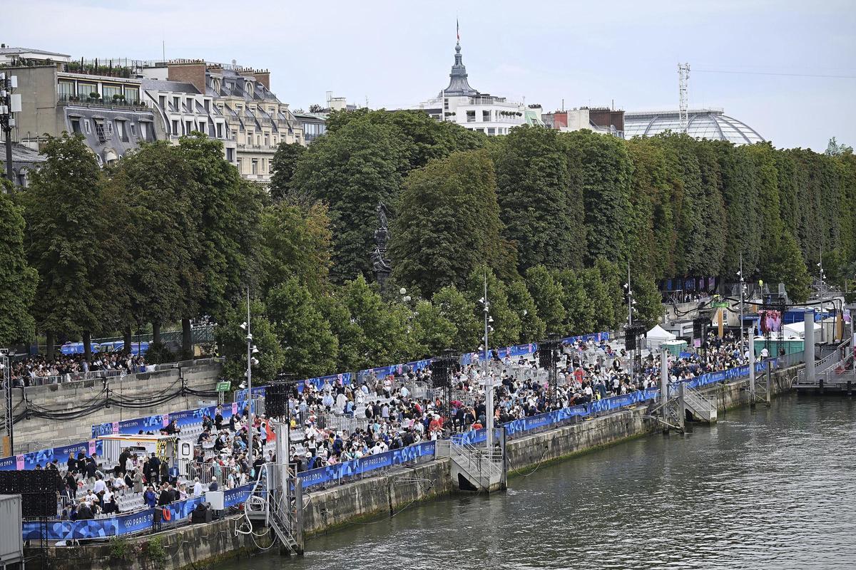 Público alrededor del Sena para presenciar la cceremonia de apertura de los Juegos Olímpicos de Verano de 2024 en París