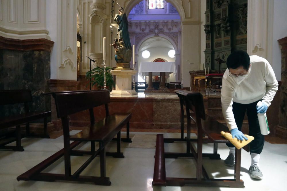 En la iglesia de Santiago, algunos fieles se pasan a rezar con las medidas de higiene y distanciamiento social que el propio templo se esmera por cumplir y dar a conocer.