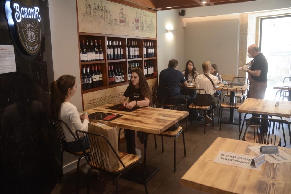 La vida vuelve al interior de los bares