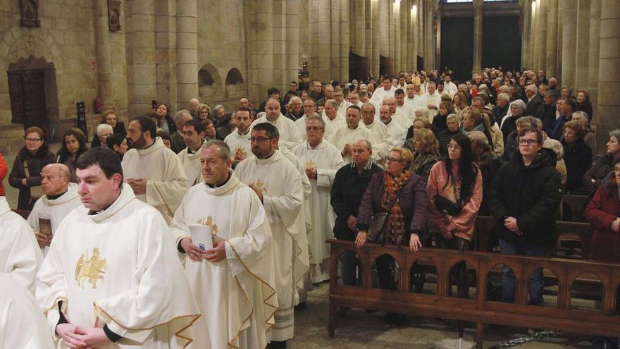 El clero de la diócesis, reunido ayer, a su llegada a la Misa Crismal en la catedral. |   // IÑAKI OSORIO