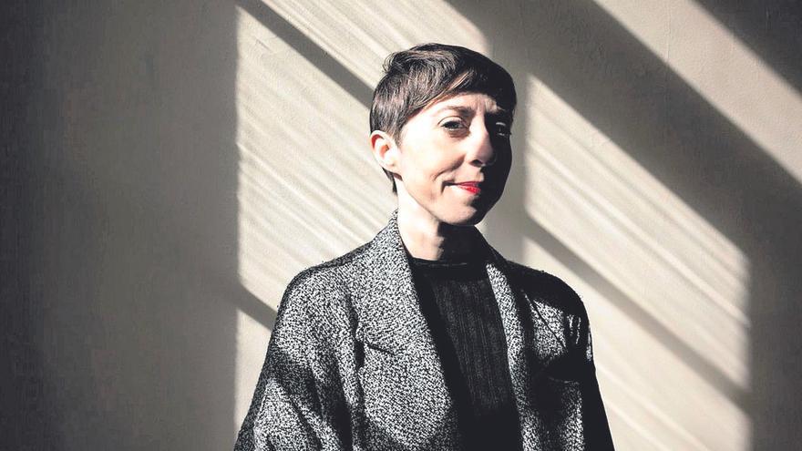 Elena Medel: «La autoexplotación se ha normalizado en los oficios creativos»