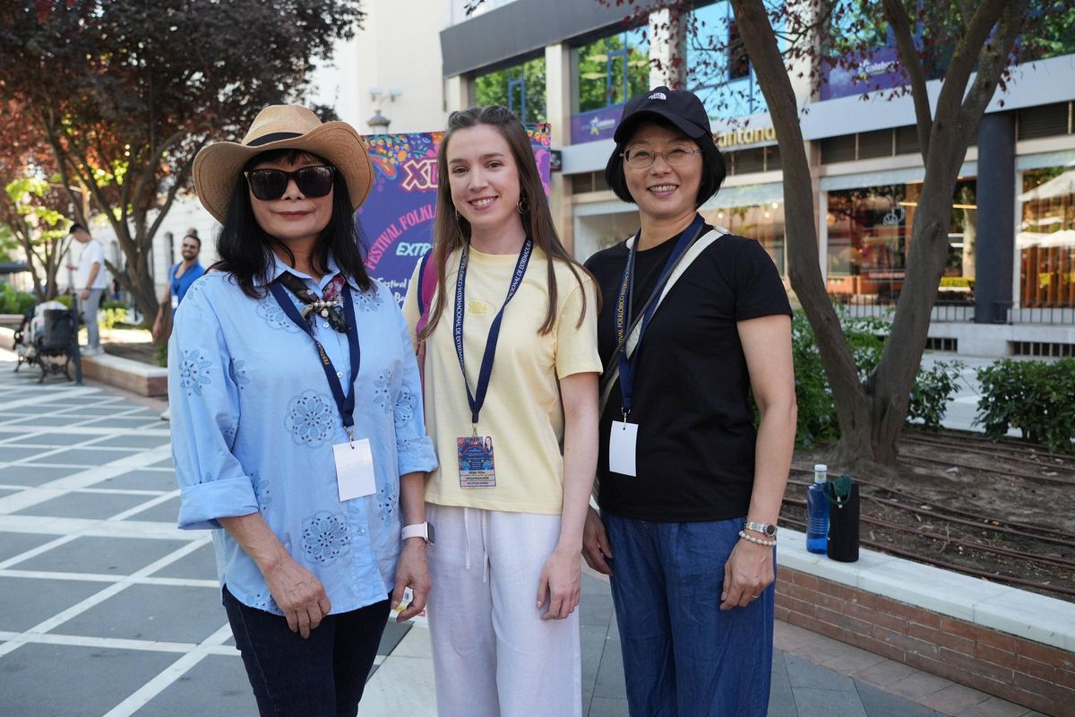 Irene Peña junto a Lo Ying-Fang (izquierda) y Liu May (derecha),delegadas del grupo procedente de Taiwán