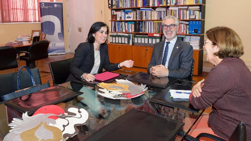 De izquierda a derecha, Carolina Darias, José Regidor y Rosario Berriel.