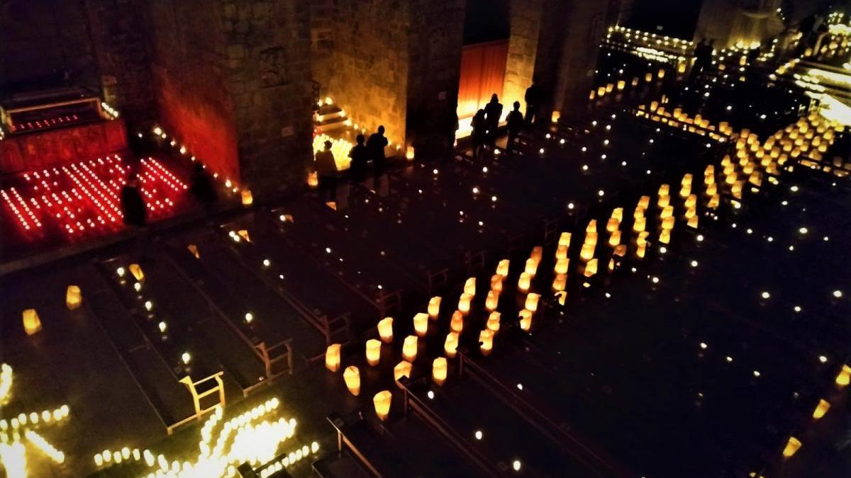 Il·luminació del temple de Sant Pere amb espelmes.