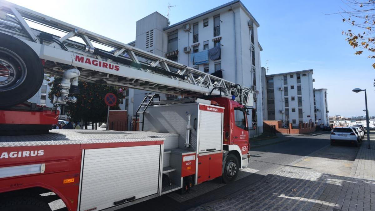 Un denso humo por una sartén al fuego causa alarma en la calle Lucena del barrio del Guadalquivir