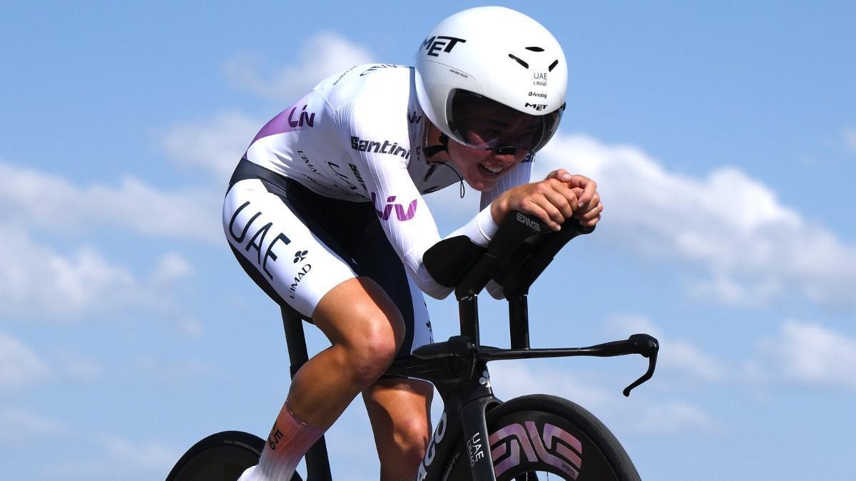 Paula Blasi, durante la contrarreloj del Tour de Francia femenino