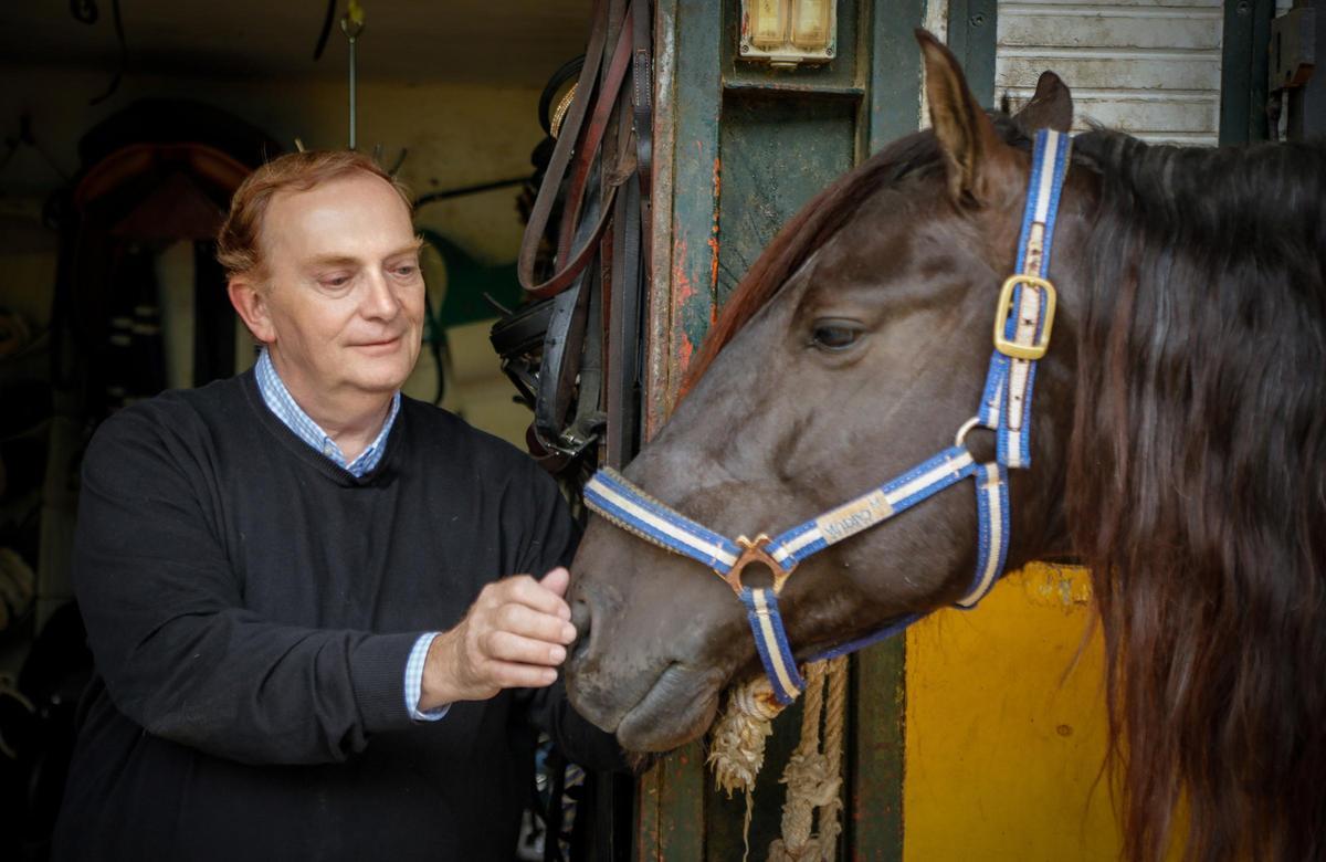 Gonzalo Giner junto a un caballo negro en la Yeguada La Cartuja