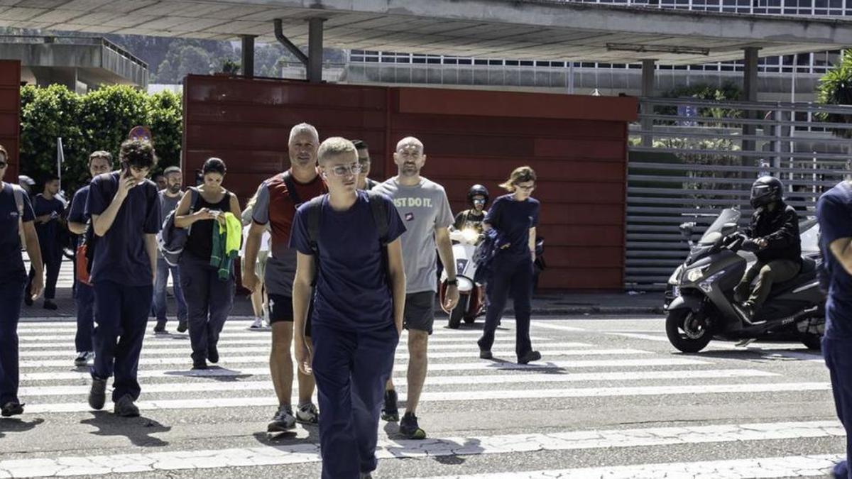 Trabajadores de Stellantis, ayer, en el cambio de turno de la tarde.