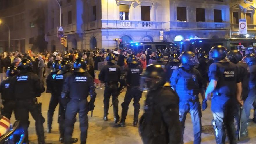 Imatge de la manifestació feixista a plaça Artós.