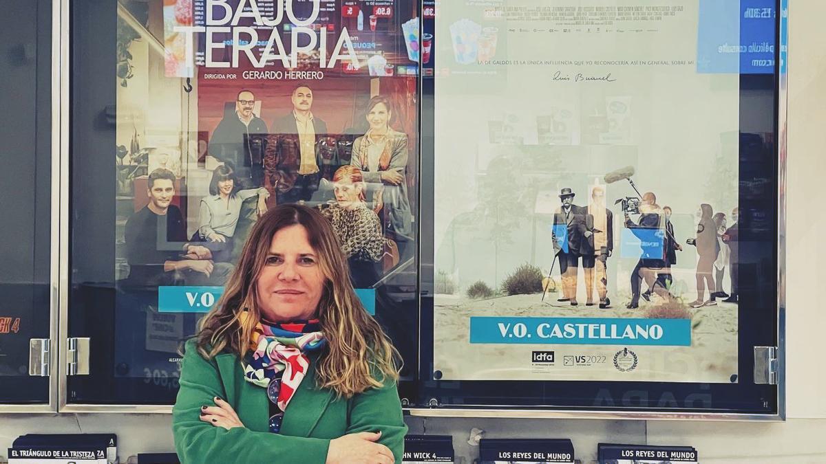 Marta de Santa Ana, ante el cartel de 'Benito Pérez Buñuel' en los cines Renoir, en 2023.