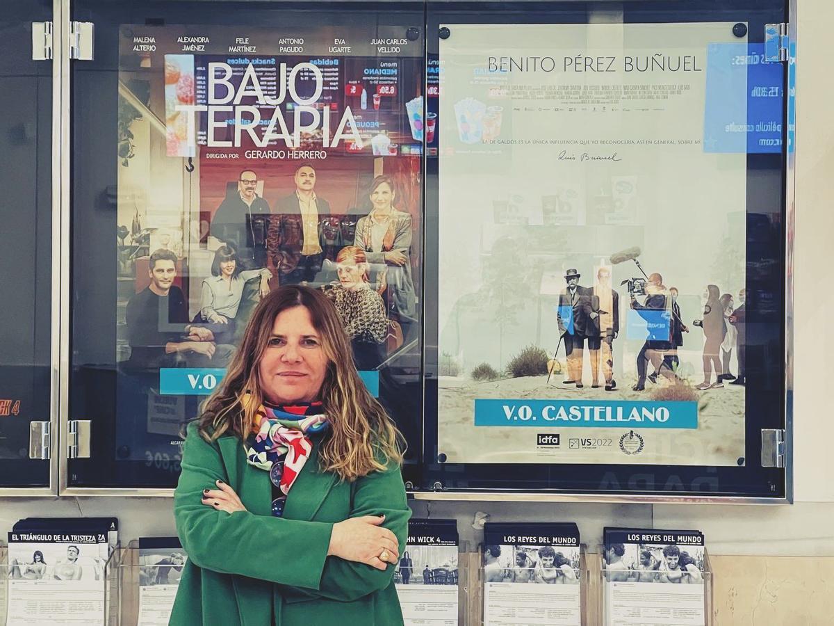 Marta de Santa Ana, ante el cartel de 'Benito Pérez Buñuel' en los cines Renoir, en 2023.