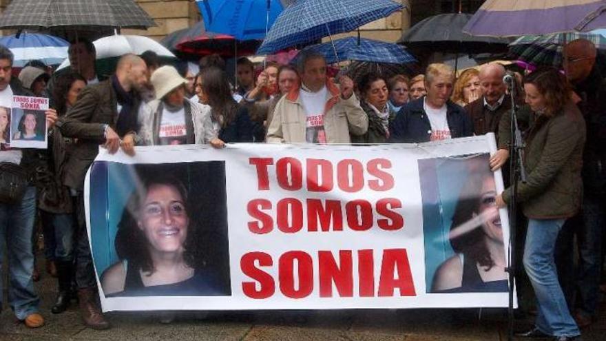 Familiares y amigos de Sonia Iglesias que ayer se concentraron en la plaza del Obradoiro. / jorge leal