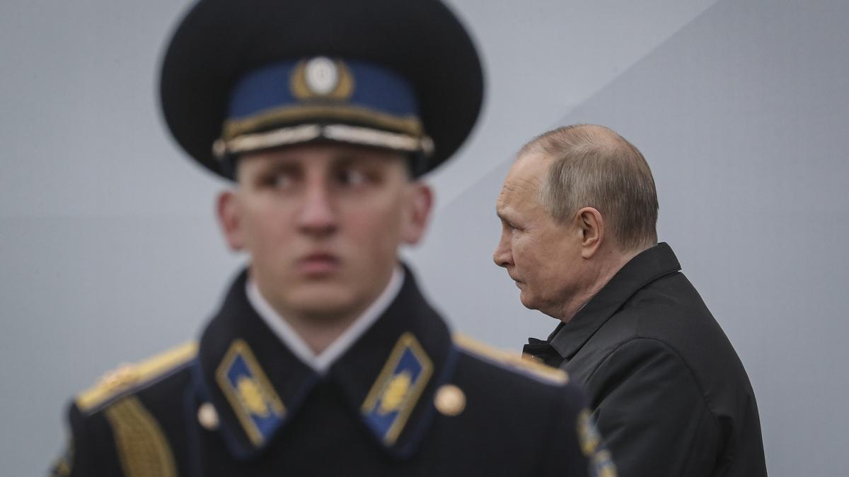 El presidente ruso, Vladímir Putin, llega a la Plaza Roja para asistir al desfile militar con motivo del Día de la Victoria, en Moscú, el 9 de mayo de 2022.