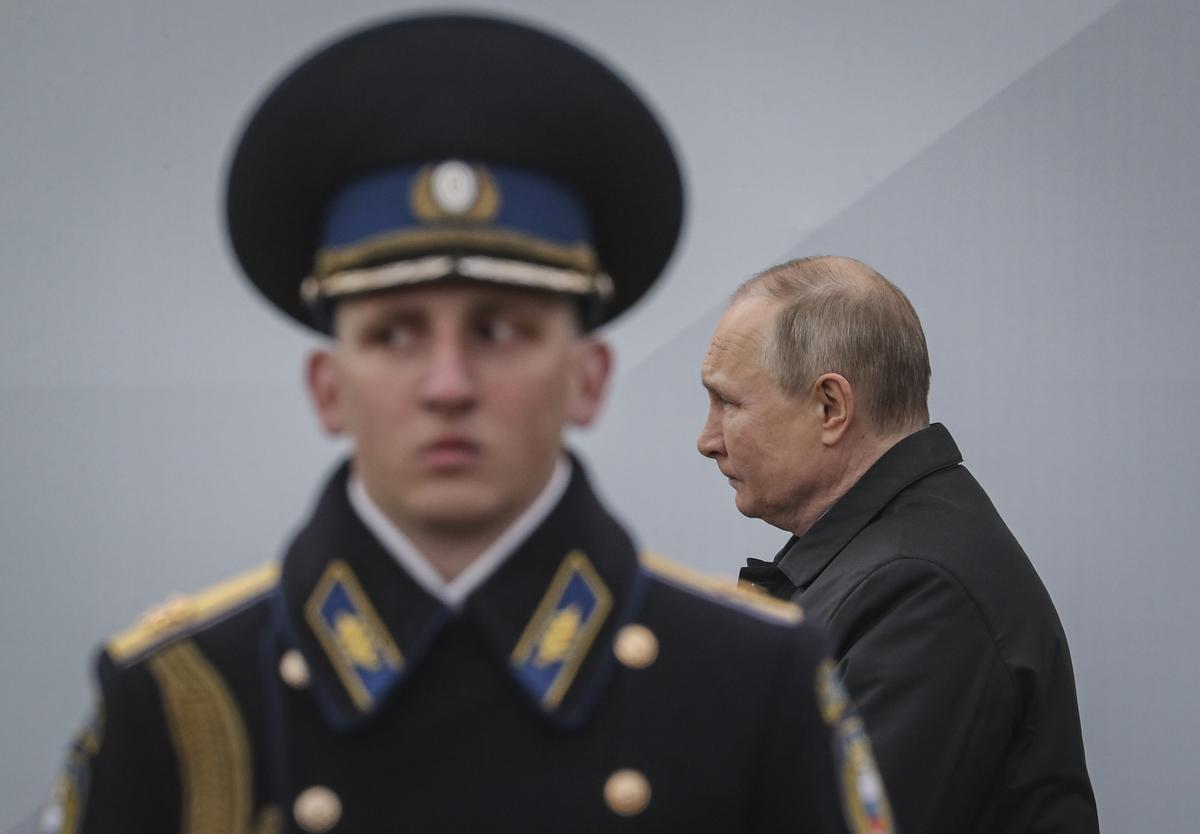 El presidente ruso, Vladímir Putin, llega a la Plaza Roja para asistir al desfile militar con motivo del Día de la Victoria, en Moscú, el 9 de mayo de 2022.