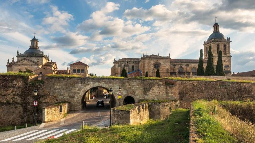 Este pueblo de España lo tiene todo: catedral gótica, muralla de la Edad Media y un castillo convertido en Parador
