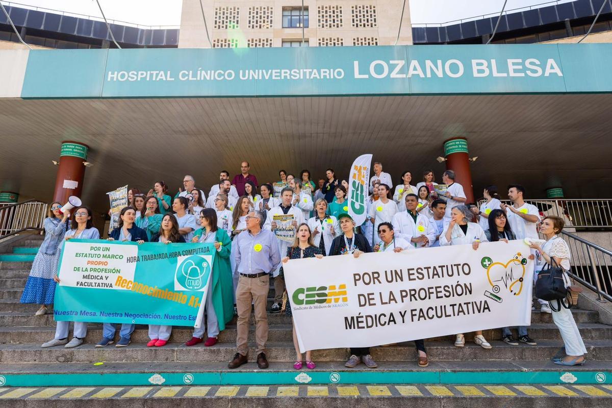 Concentración de los médicos en el hospital Clínico de Zaragoza en el primer día de la segunda seman de huelga médica.