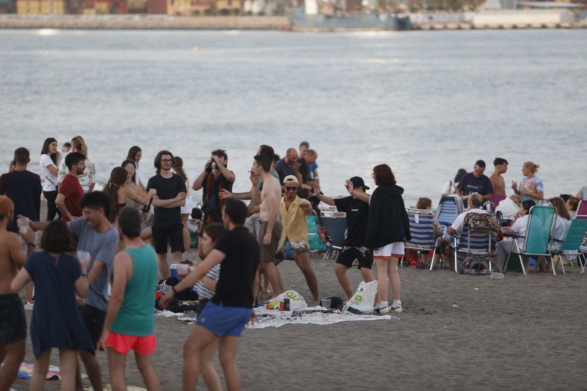 Málaga recupera la magia de los dos últimos años en las playas por San Juan