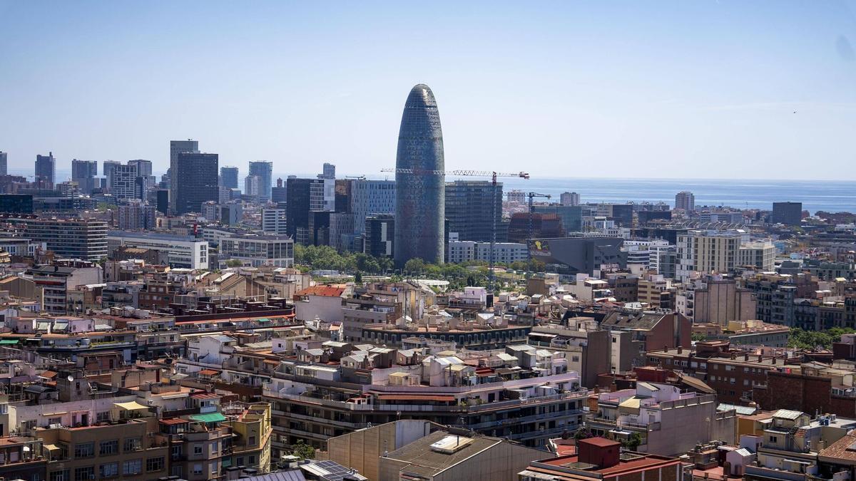 Vistas de la ciudad desde la Sagrada Familia, con la Torre Glòries al fondo, en Barcelona