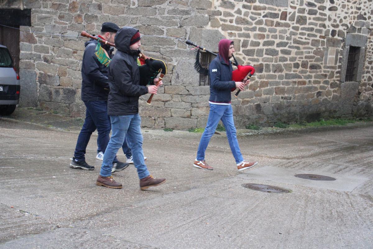 "Pellizcos" bajo el aguanieve en los cencerros de Villanueva