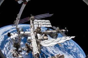 La Estación Espacial Internacional con la Tierra detrás.