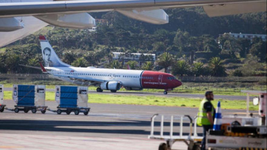 Un avión de Norwegian en el aeropuerto de Los Rodeos.