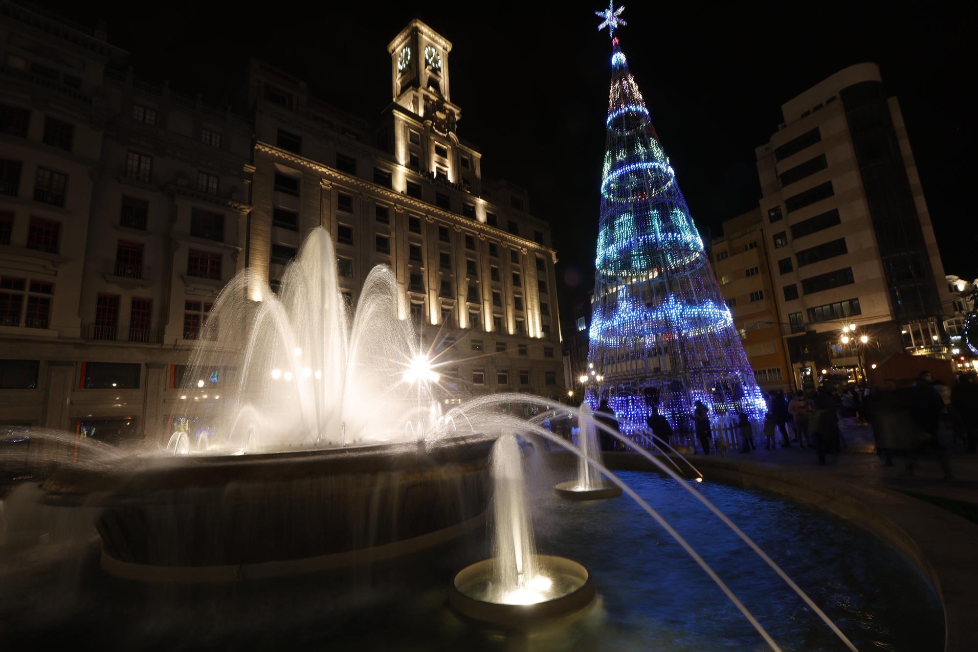 El espíritu navideño desborda de luz y de gente las calles de Oviedo