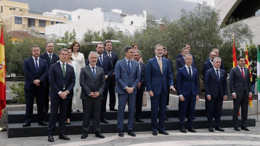 El Rey posa en La Palma con todos los presidentes autonómicos menos Aragonés