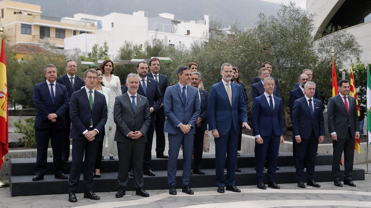 El Rey posa en La Palma con todos los presidentes autonómicos menos Aragonés.