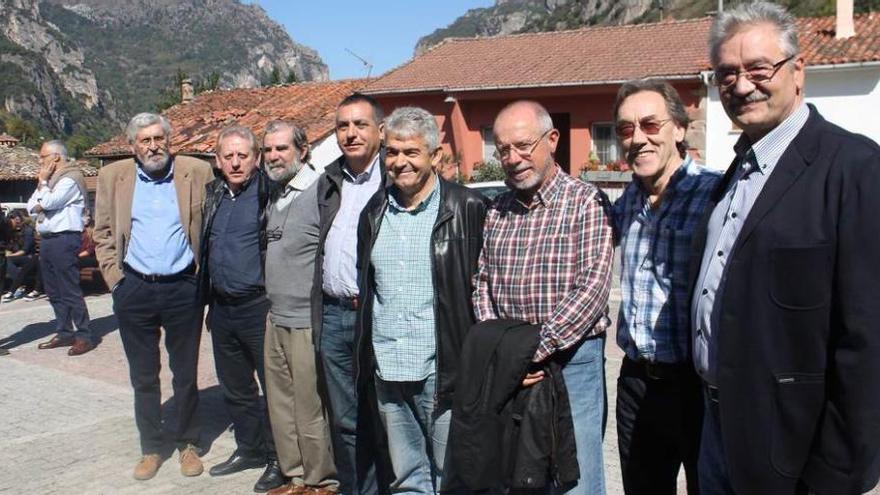 Por la izquierda, José Antonio Fernández Prieto, profesor de Biología; Aurelio Álvarez, exalcalde de Somiedo; Miguel Ángel Álvarez, exdirector del Indurot; Manuel Calvo, director general de Recursos Naturales; Belarmino Fernández, actual regidor somedano; Jorge Marquínez, director del Indurot; José Luis Álvarez, teniente de alcalde de Somiedo, y Antonio Suárez, presidente del Consorcio de Aguas (Cadasa), ayer, en Somiedo.