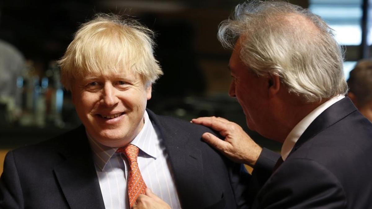 Boris Johnson (izq) junto a su homólogo luxemburgués, Jean Asselbom, el 3 de abril en Luxemburgo.