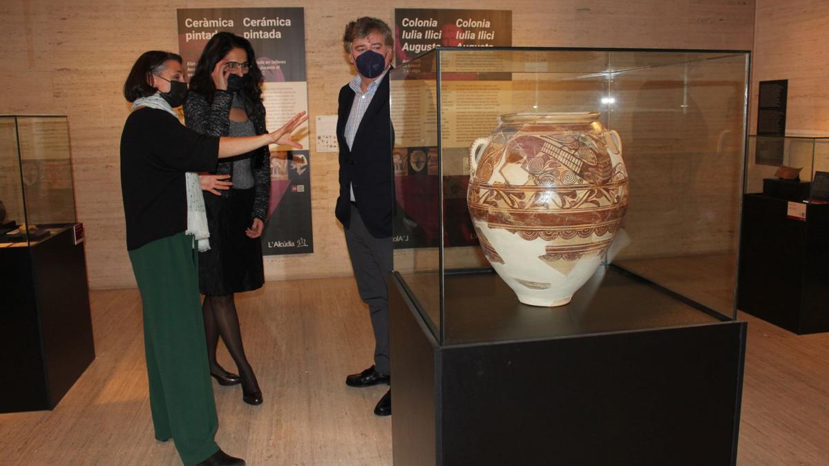 Reme Navarro, técnico del MUA, con Catalina Illescu y Martín Sanz en la sala de la Alcudia.