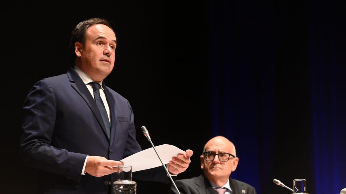 Juanfran Pérez Llorca, presidente de la Generalitat valenciana, en el acto de investidura de Jesús Lancis como rector de la UJI.